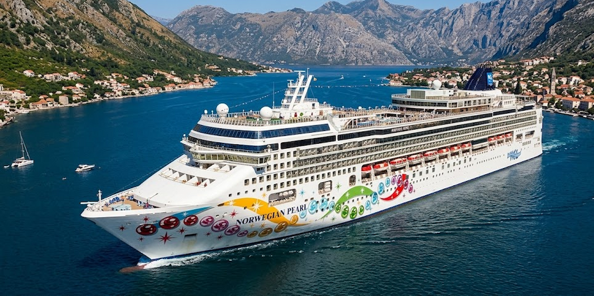 Norwegian Pearl — exterior view